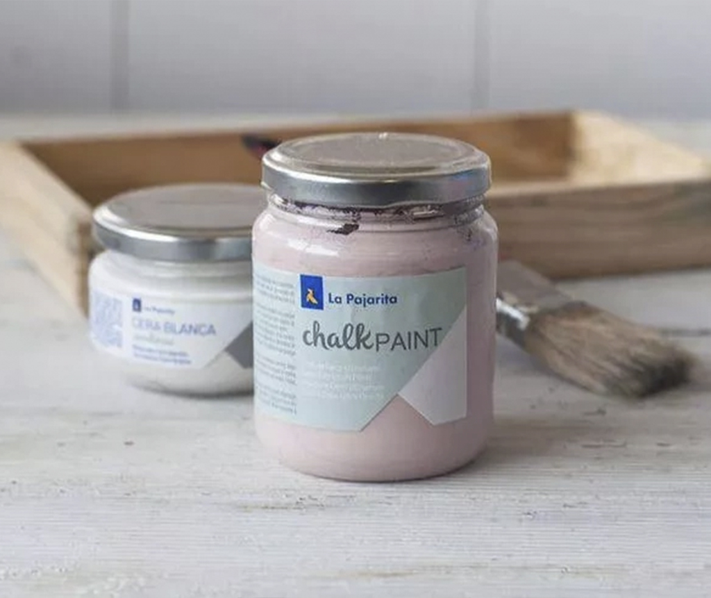Con escasas pasadas de pincel de pintura Chalk Paint podemos conseguir un cambio en elementos decorativos al instante, gracias a su alta pigmentación y gran adherencia en múltiples superficies.